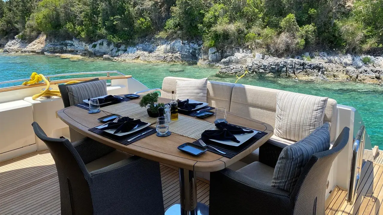 MCY66, Hauptkabine — Sardinia Yacht Hire, Sardinien. Kompaktes Format für Familien-Törns an der Costa Smeralda
