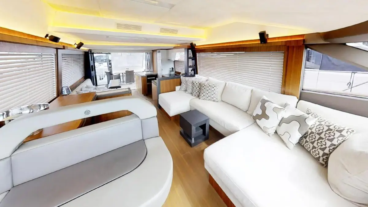 MCY66, flybridge — Sardinia Yacht Hire, Sardegna. Venti metri, tre cabine, rotte multigiorno in Sardegna