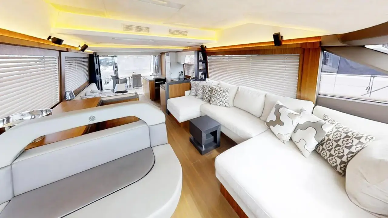 MCY66, Flybridge — Sardinia Yacht Hire, Sardinien. Kompaktes Format für Familien-Törns an der Costa Smeralda