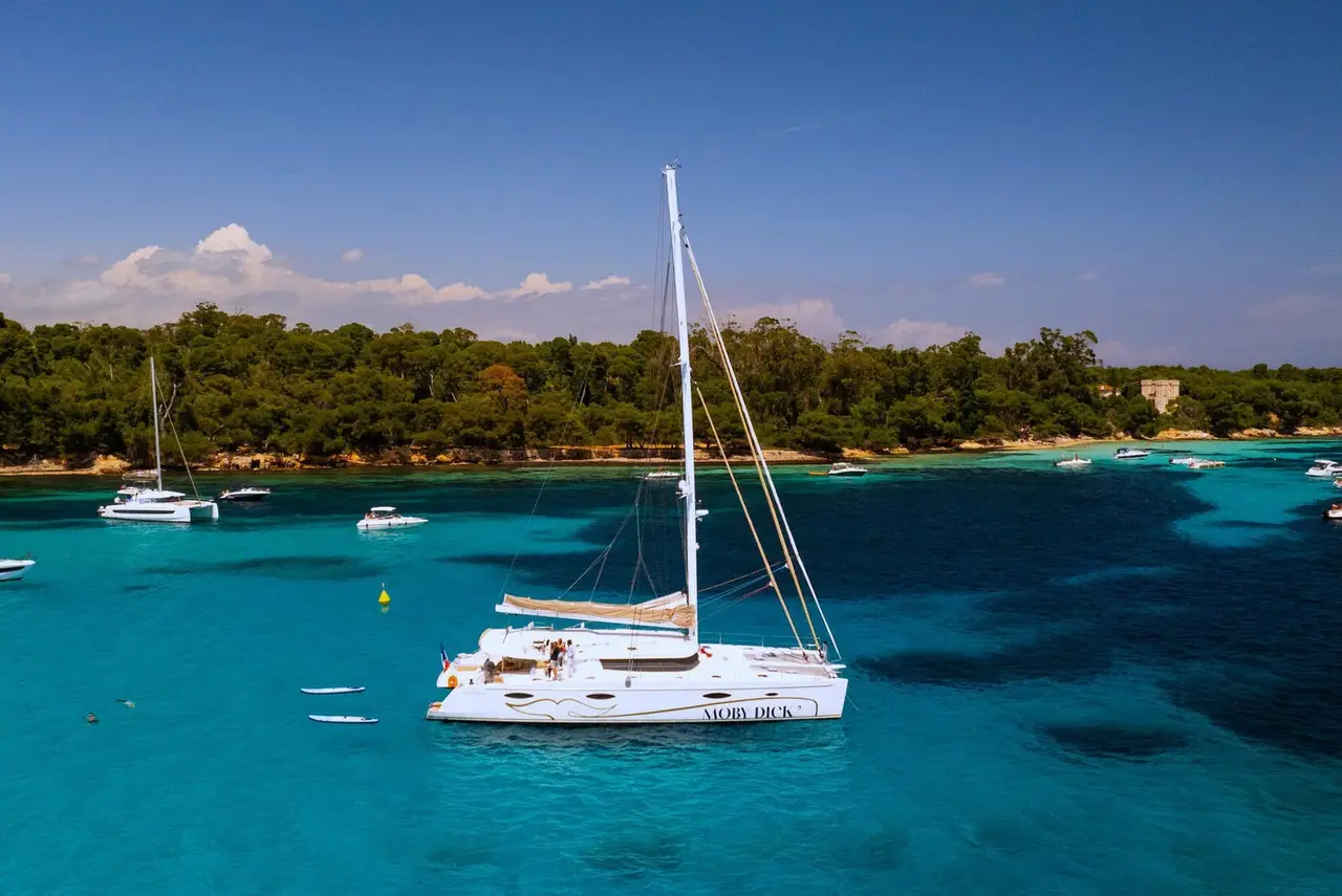 Moby-Dick — Sardinia Yacht Hire, Sardegna. Catamarano stabile per rotte multigiorno tra le isole