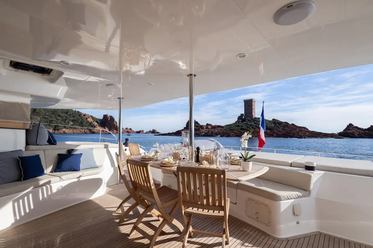 Moby-Dick, ponte principale — Sardinia Yacht Hire, Sardegna. Catamarano stabile per rotte multigiorno tra le isole