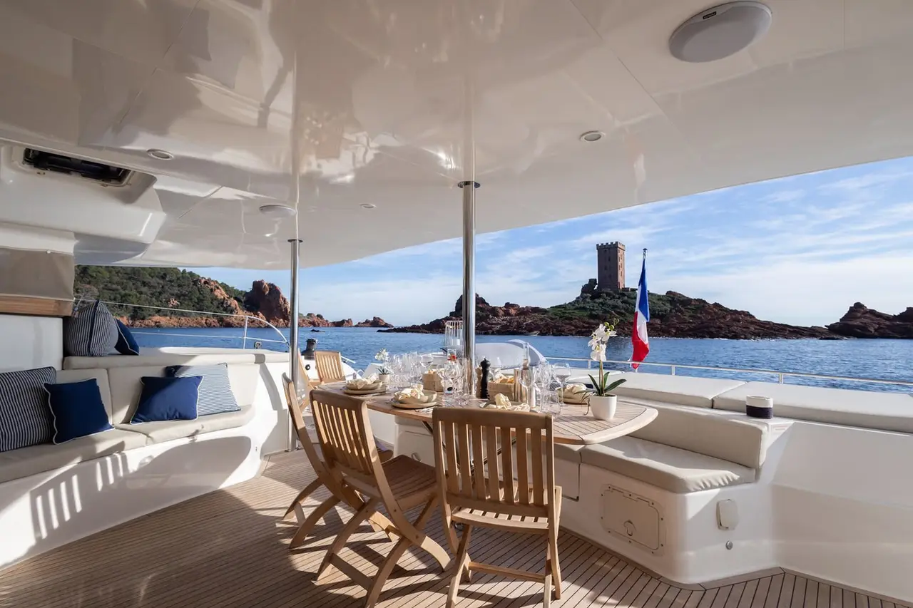 Moby-Dick, ponte principale — Sardinia Yacht Hire, Sardegna. Catamarano stabile per rotte multigiorno tra le isole