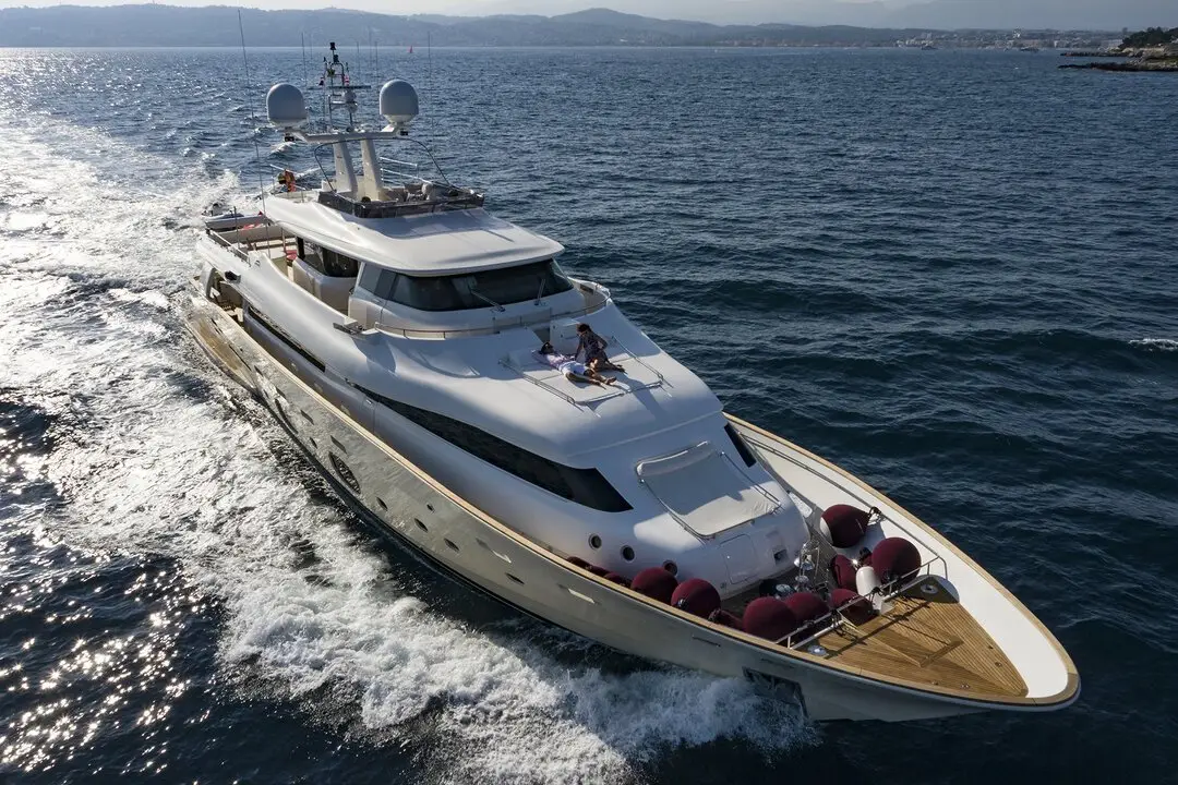 Navetta 33, cubierta principal — Sardinia Yacht Hire, Cerdeña. Cinco camarotes para cruceros de varios días por Cerdeña