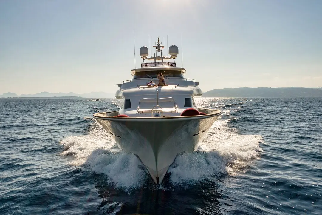 Navetta 33, salón — Sardinia Yacht Hire, Cerdeña. Cinco camarotes para cruceros de varios días por Cerdeña