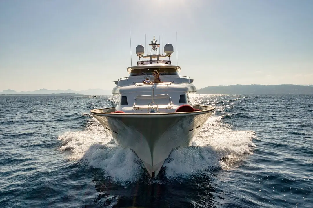 Navetta 33, salón — Sardinia Yacht Hire, Cerdeña. Cinco camarotes para cruceros de varios días por Cerdeña
