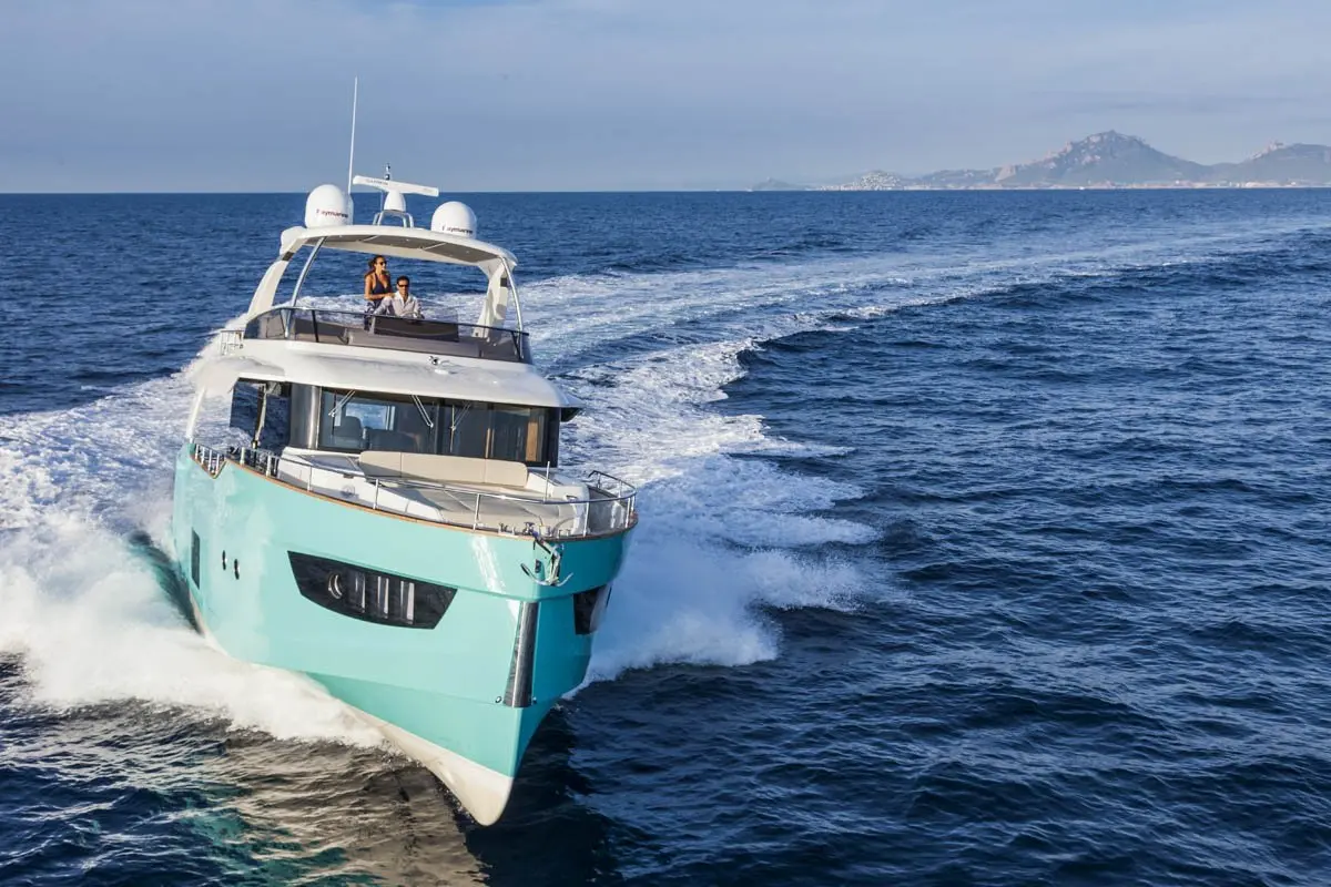 Navetta 58, ponte principale — Sardinia Yacht Hire, Sardegna. Tre cabine, andatura da crociera per più giorni