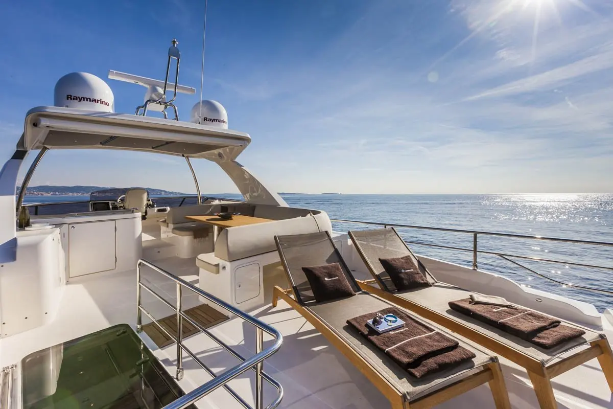 Navetta 58, flybridge — Sardinia Yacht Hire, Sardegna. Tre cabine, andatura da crociera per più giorni
