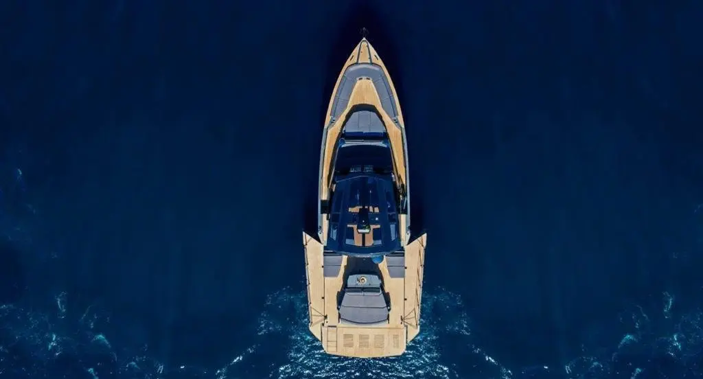 Okean 55, Außenansicht — Sardinia Yacht Hire, Sardinien. Geräumiges Tagesboot für vierzehn Gäste an Sardiniens Küste