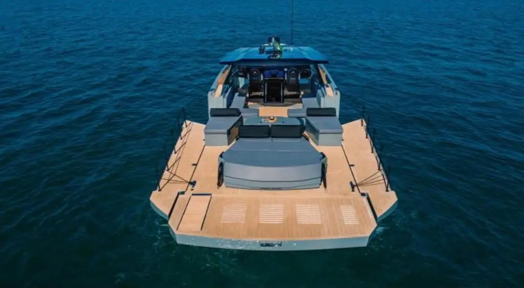 Okean 55, Hauptdeck — Sardinia Yacht Hire, Sardinien. Geräumiges Tagesboot für vierzehn Gäste an Sardiniens Küste