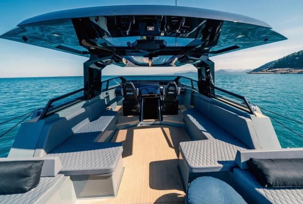 Okean 55, Achterdeck — Sardinia Yacht Hire, Sardinien. Geräumiges Tagesboot für vierzehn Gäste an Sardiniens Küste