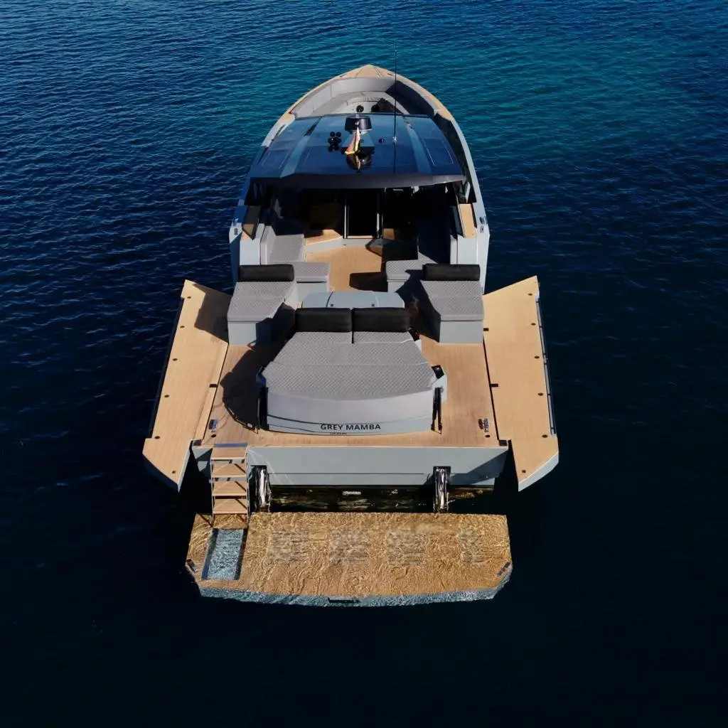 Okean 55, Salon — Sardinia Yacht Hire, Sardinien. Geräumiges Tagesboot für vierzehn Gäste an Sardiniens Küste