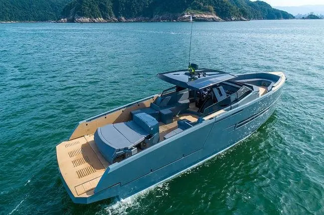 Okean 55, Flybridge — Sardinia Yacht Hire, Sardinien. Geräumiges Tagesboot für vierzehn Gäste an Sardiniens Küste