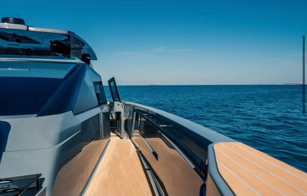 Okean 55, Außenansicht — Sardinia Yacht Hire, Sardinien. Geräumiges Tagesboot für vierzehn Gäste an Sardiniens Küste