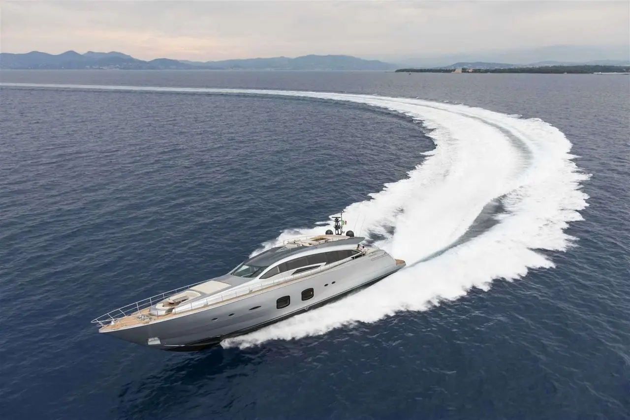 Pershing 108, exterior — Sardinia Yacht Hire, Cerdeña. Ritmo deportivo para recorrer la Costa Esmeralda
