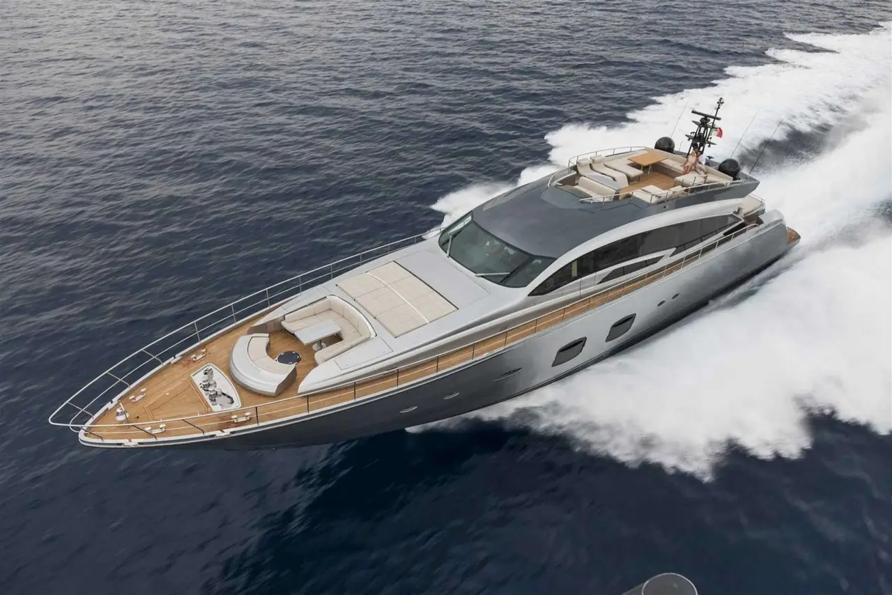 Pershing 108, cubierta principal — Sardinia Yacht Hire, Cerdeña. Ritmo deportivo para recorrer la Costa Esmeralda