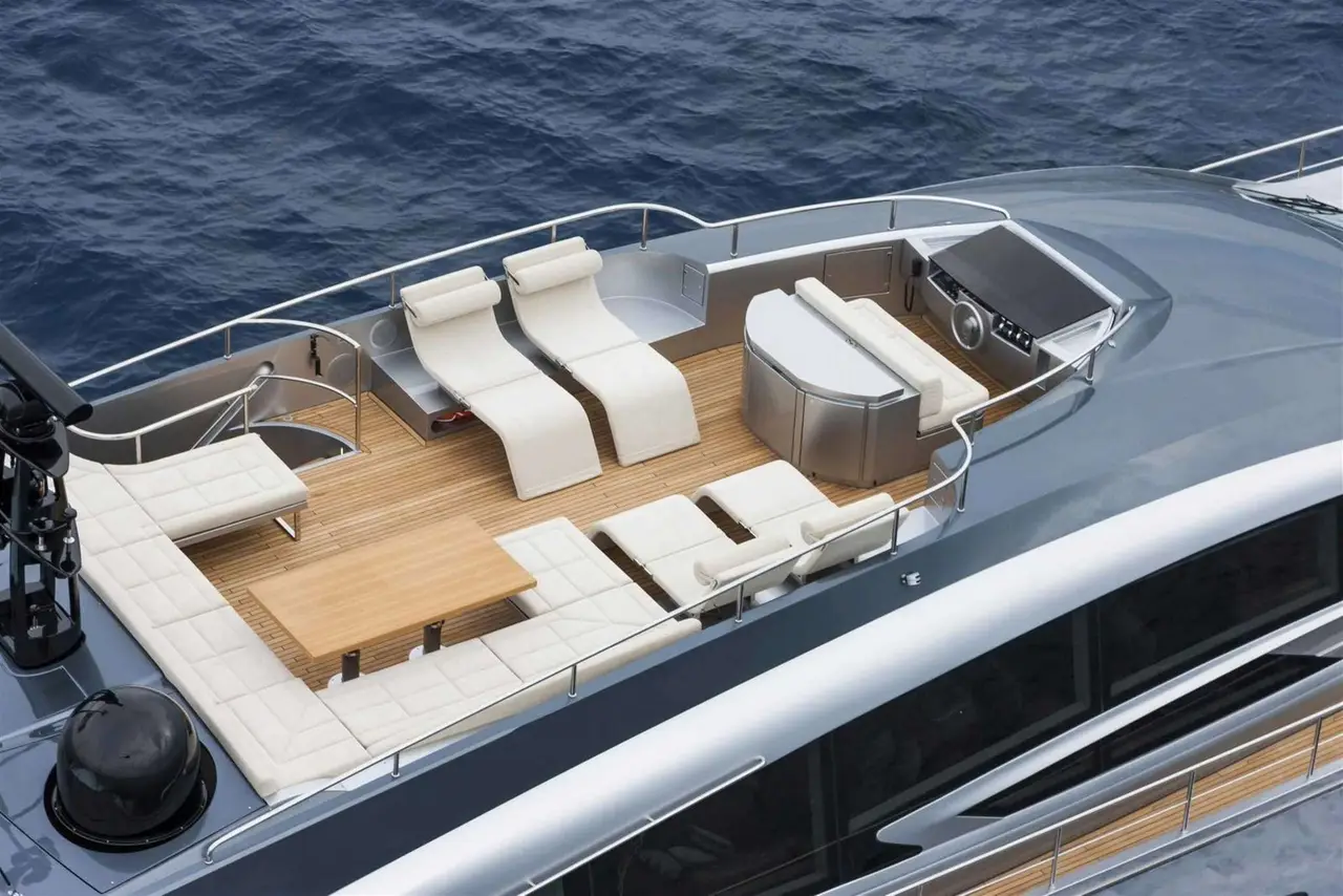 Pershing 108, salón — Sardinia Yacht Hire, Cerdeña. Ritmo deportivo para recorrer la Costa Esmeralda