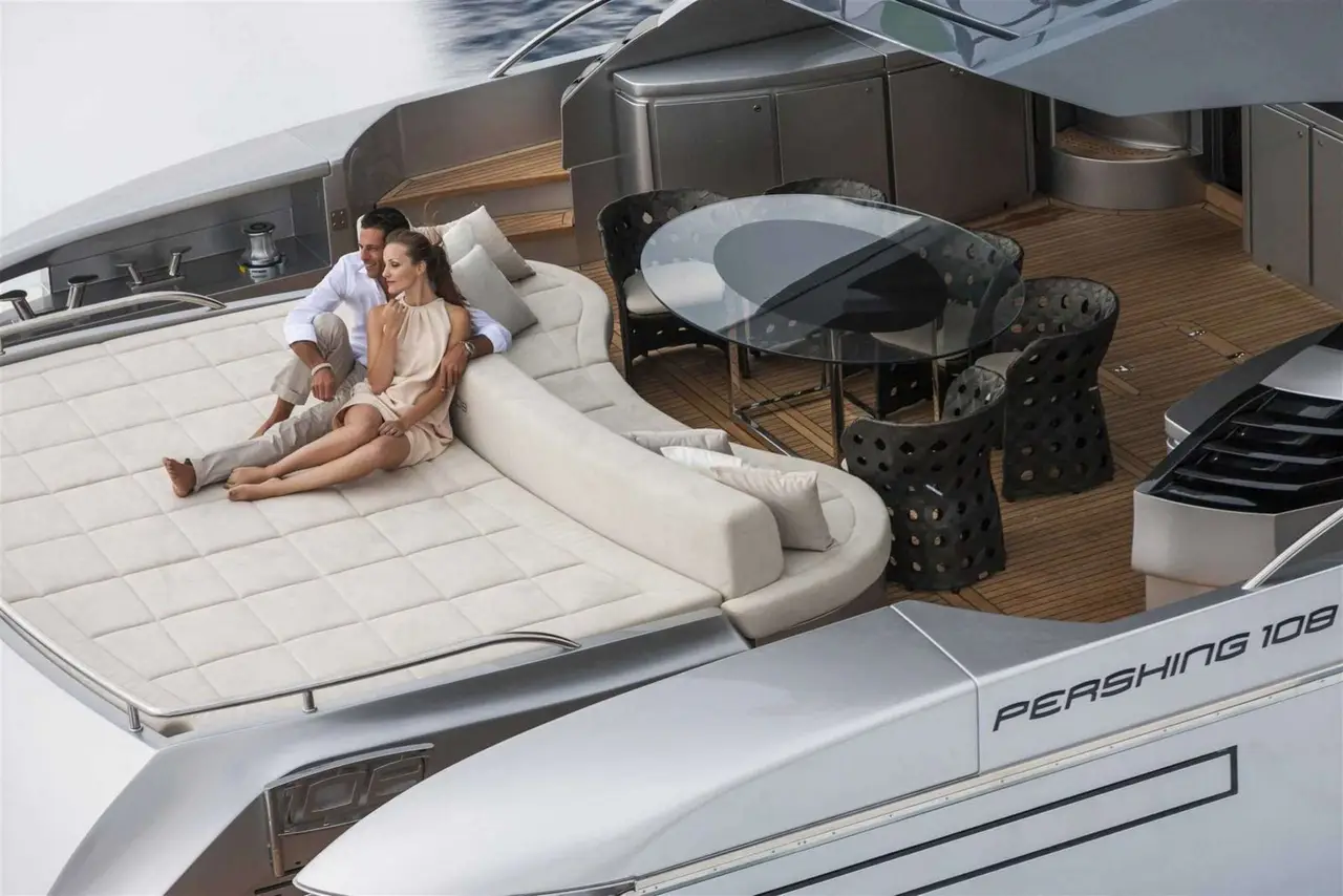 Pershing 108, camarote principal — Sardinia Yacht Hire, Cerdeña. Ritmo deportivo para recorrer la Costa Esmeralda