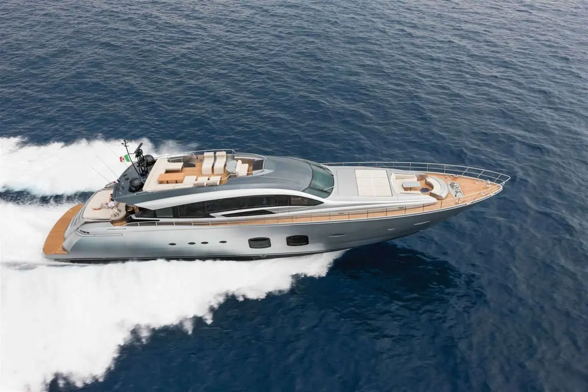Pershing 108, flybridge — Sardinia Yacht Hire, Cerdeña. Ritmo deportivo para recorrer la Costa Esmeralda