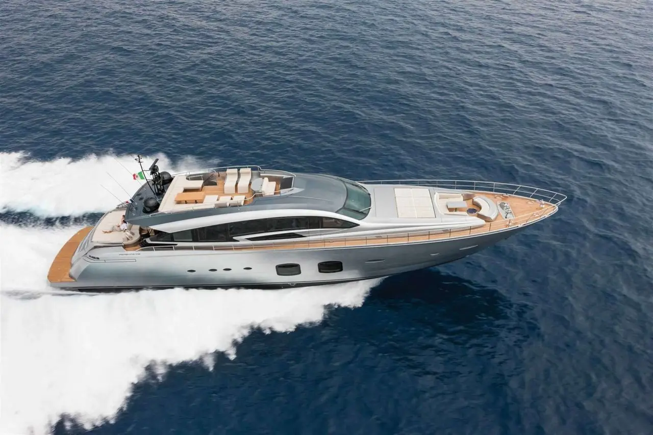 Pershing 108, flybridge — Sardinia Yacht Hire, Cerdeña. Ritmo deportivo para recorrer la Costa Esmeralda
