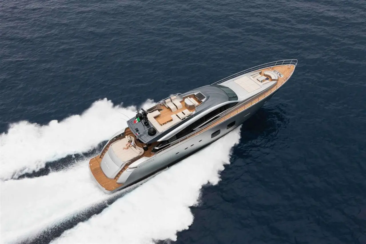 Pershing 108, exterior — Sardinia Yacht Hire, Cerdeña. Ritmo deportivo para recorrer la Costa Esmeralda