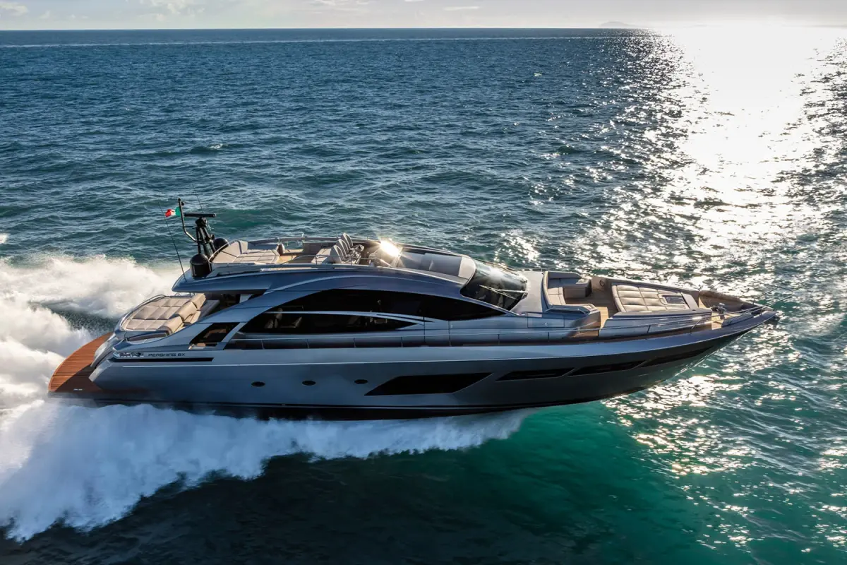 Pershing 8X — Sardinia Yacht Hire, Sardegna. Scafo planante e andature rapide sulla Costa Smeralda
