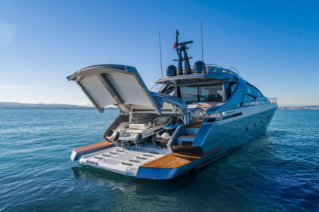 Pershing 8X, Außenansicht — Sardinia Yacht Hire, Sardinien. Schnelle Linien für Tagestouren an der Costa Smeralda