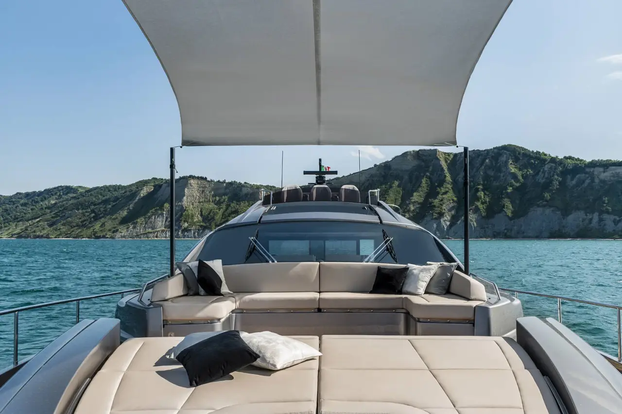 Pershing 8X, Achterdeck — Sardinia Yacht Hire, Sardinien. Schnelle Linien für Tagestouren an der Costa Smeralda
