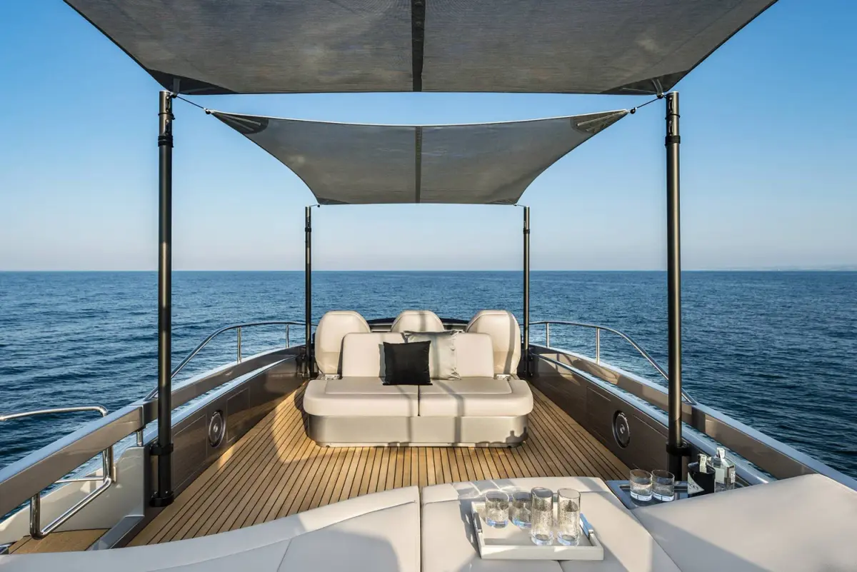 Pershing 8X, salon — Sardinia Yacht Hire, Sardegna. Scafo planante e andature rapide sulla Costa Smeralda
