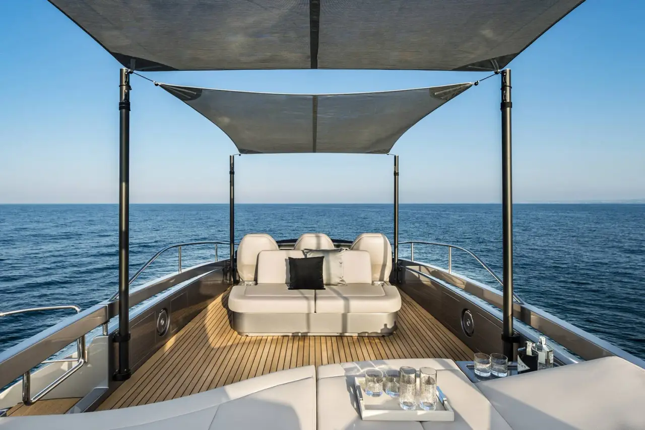 Pershing 8X, Salon — Sardinia Yacht Hire, Sardinien. Schnelle Linien für Tagestouren an der Costa Smeralda