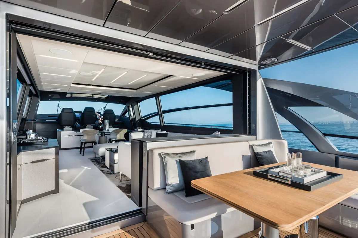 Pershing 8X, flybridge — Sardinia Yacht Hire, Sardegna. Scafo planante e andature rapide sulla Costa Smeralda