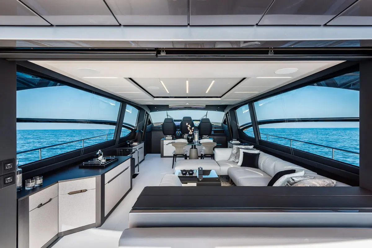 Pershing 8X, esterno — Sardinia Yacht Hire, Sardegna. Scafo planante e andature rapide sulla Costa Smeralda
