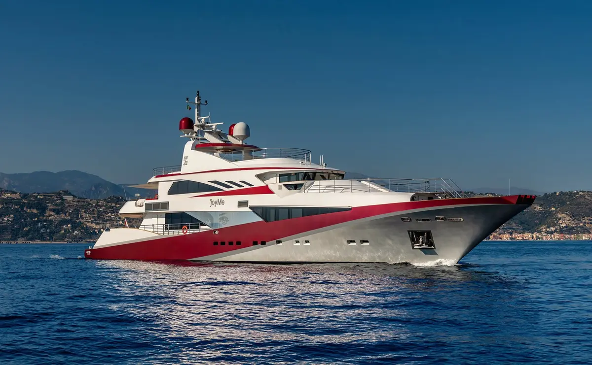 Philip Zepter 50m, exterior — Sardinia Yacht Hire, Cerdeña. Cincuenta metros de presencia sobria en Cerdeña