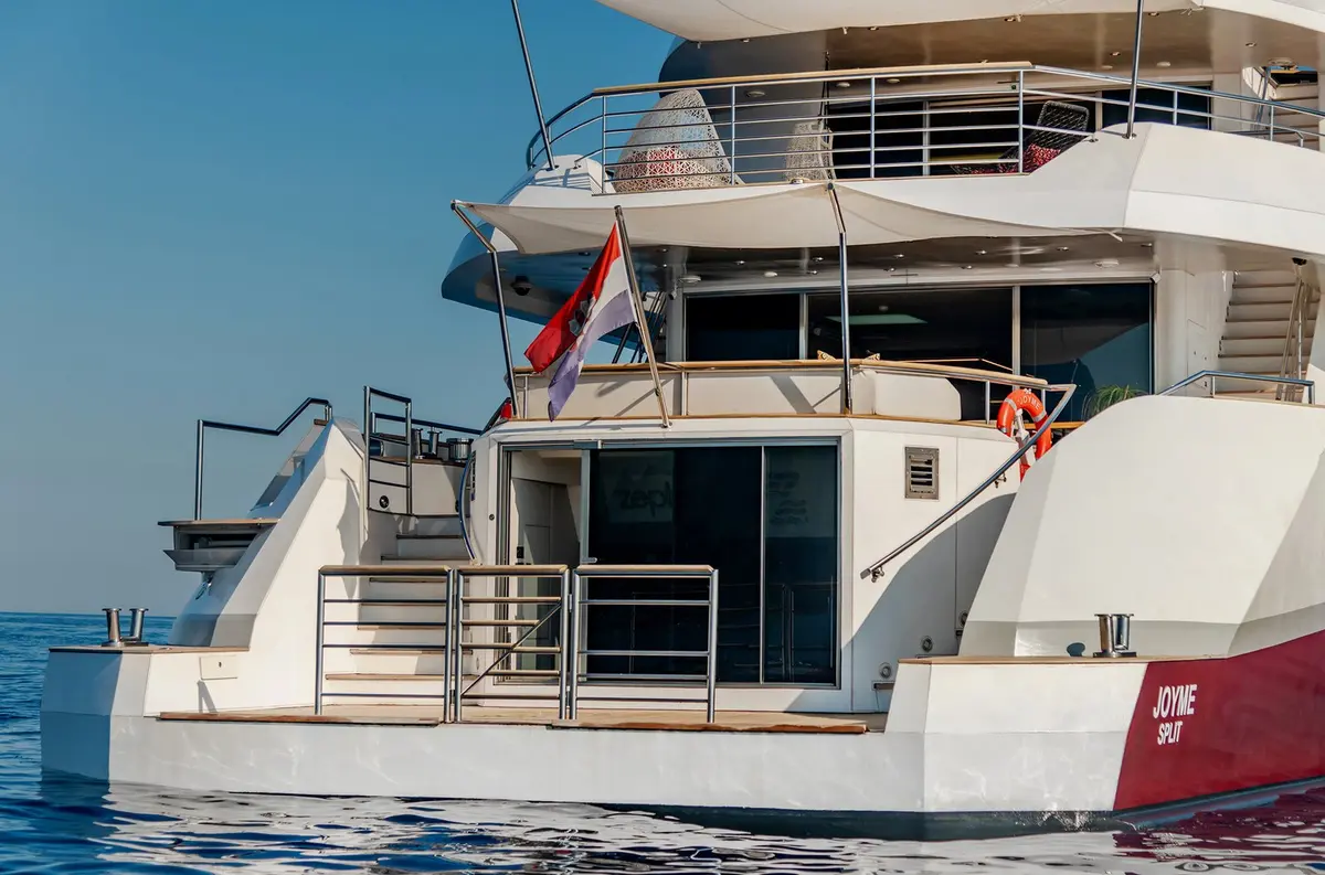 Philip Zepter 50m, cubierta principal — Sardinia Yacht Hire, Cerdeña. Cincuenta metros de presencia sobria en Cerdeña