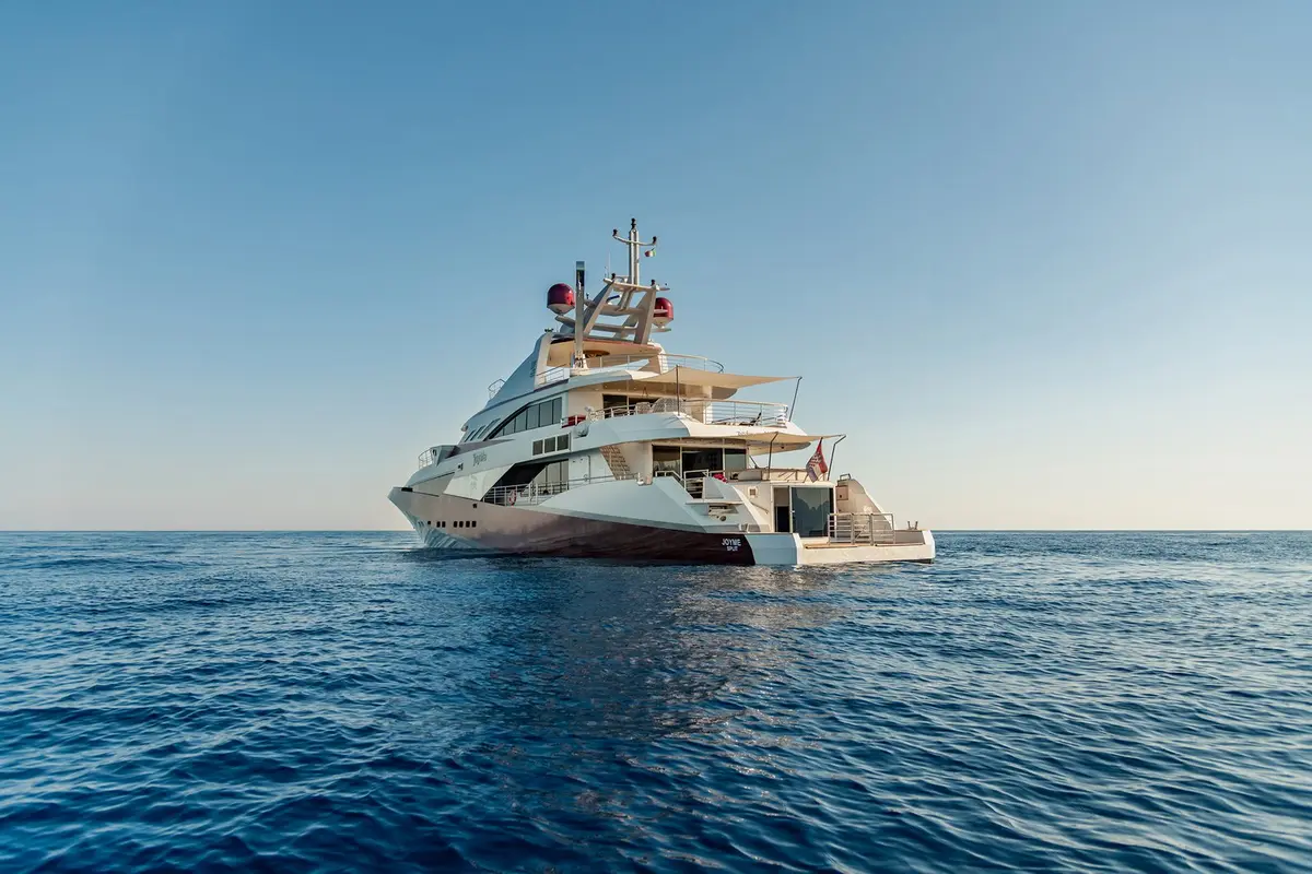 Philip Zepter 50m, cubierta de popa — Sardinia Yacht Hire, Cerdeña. Cincuenta metros de presencia sobria en Cerdeña