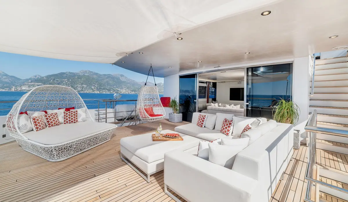 Philip Zepter 50m, camarote principal — Sardinia Yacht Hire, Cerdeña. Cincuenta metros de presencia sobria en Cerdeña