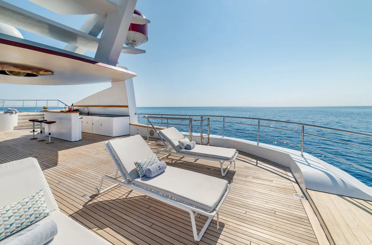 Philip Zepter 50m, flybridge — Sardinia Yacht Hire, Cerdeña. Cincuenta metros de presencia sobria en Cerdeña