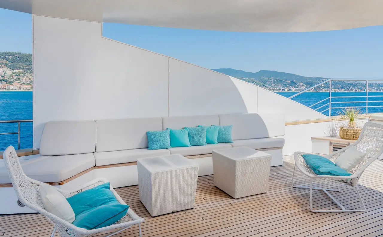 Philip Zepter 50m, exterior — Sardinia Yacht Hire, Cerdeña. Cincuenta metros de presencia sobria en Cerdeña