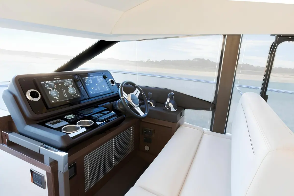 Prestige 520 Fly, esterno — Sardinia Yacht Hire, Sardegna. Ponte panoramico e tre cabine per rotte costiere