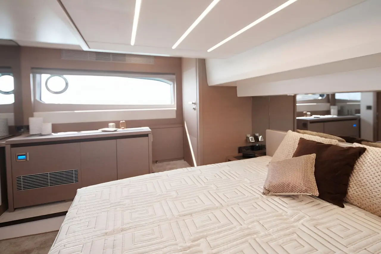 Prestige 520 Fly, ponte di poppa — Sardinia Yacht Hire, Sardegna. Ponte panoramico e tre cabine per rotte costiere