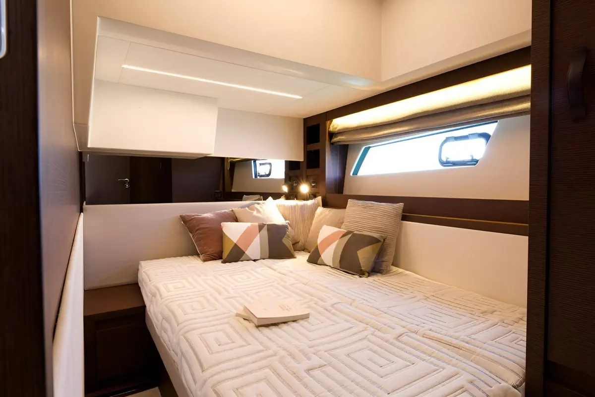 Prestige 520 Fly, salon — Sardinia Yacht Hire, Sardegna. Ponte panoramico e tre cabine per rotte costiere