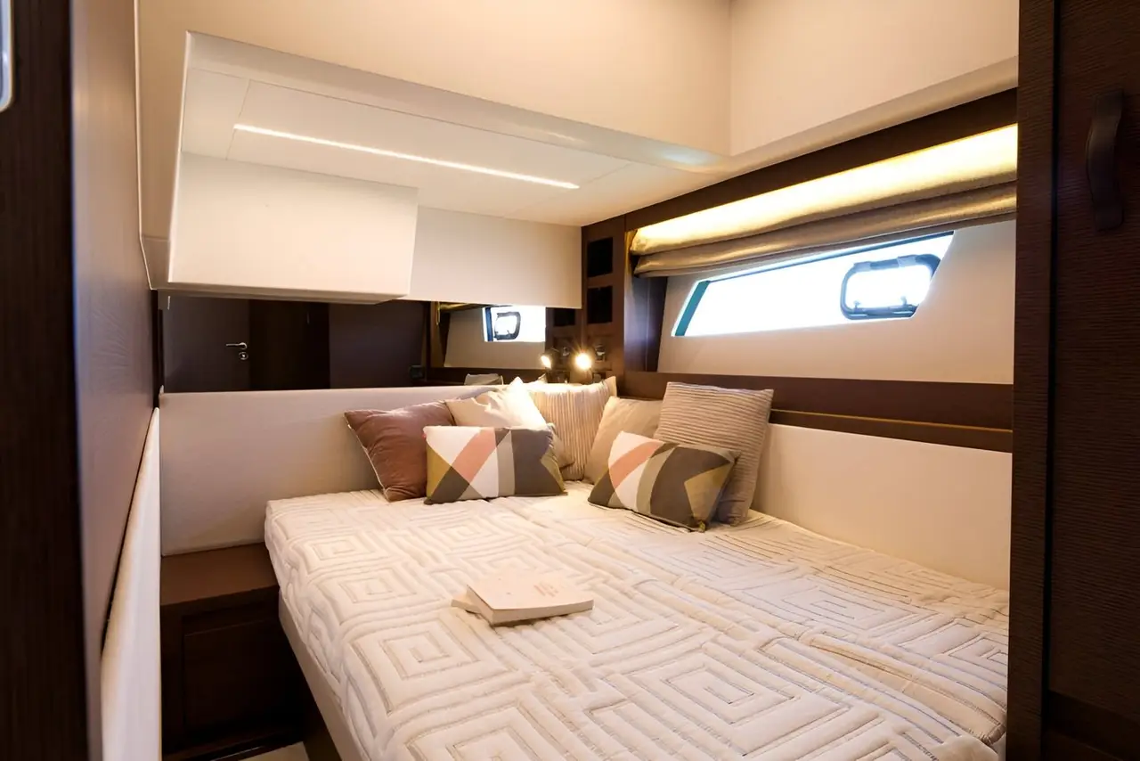 Prestige 520 Fly, salon — Sardinia Yacht Hire, Sardegna. Ponte panoramico e tre cabine per rotte costiere