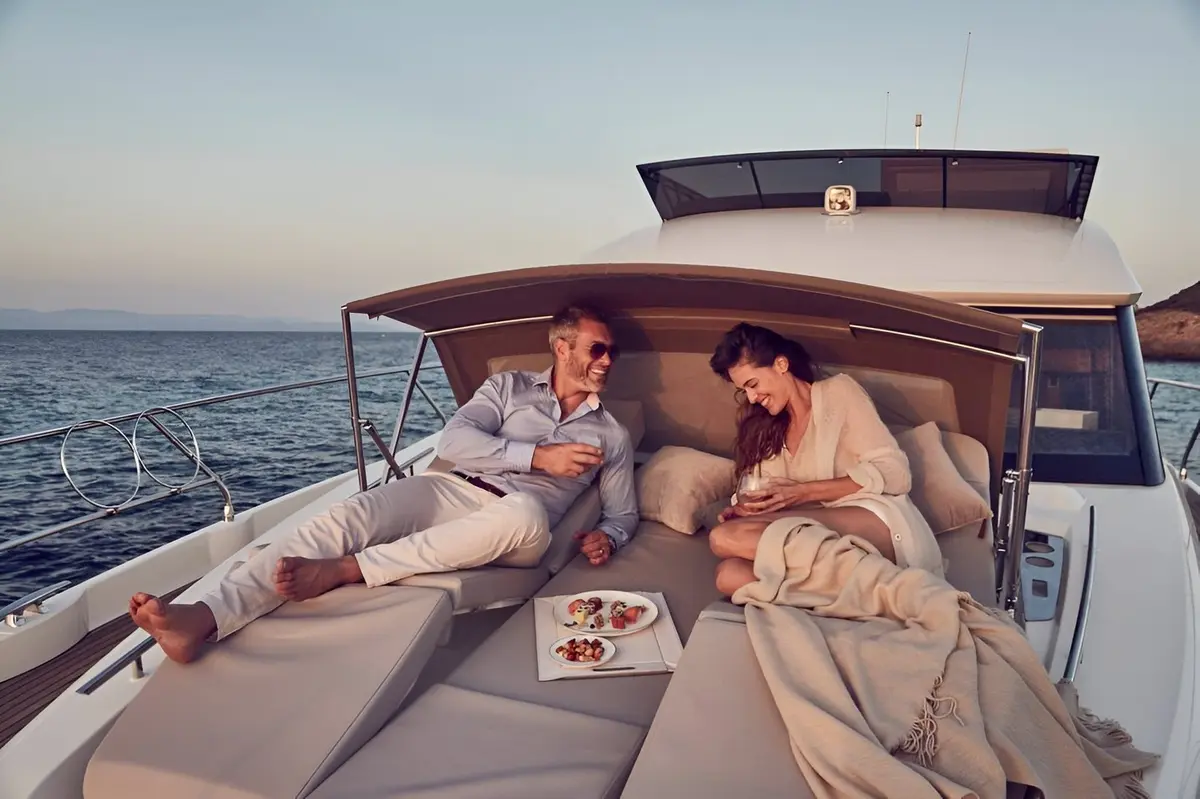 Prestige 520 Fly, cabina principale — Sardinia Yacht Hire, Sardegna. Ponte panoramico e tre cabine per rotte costiere