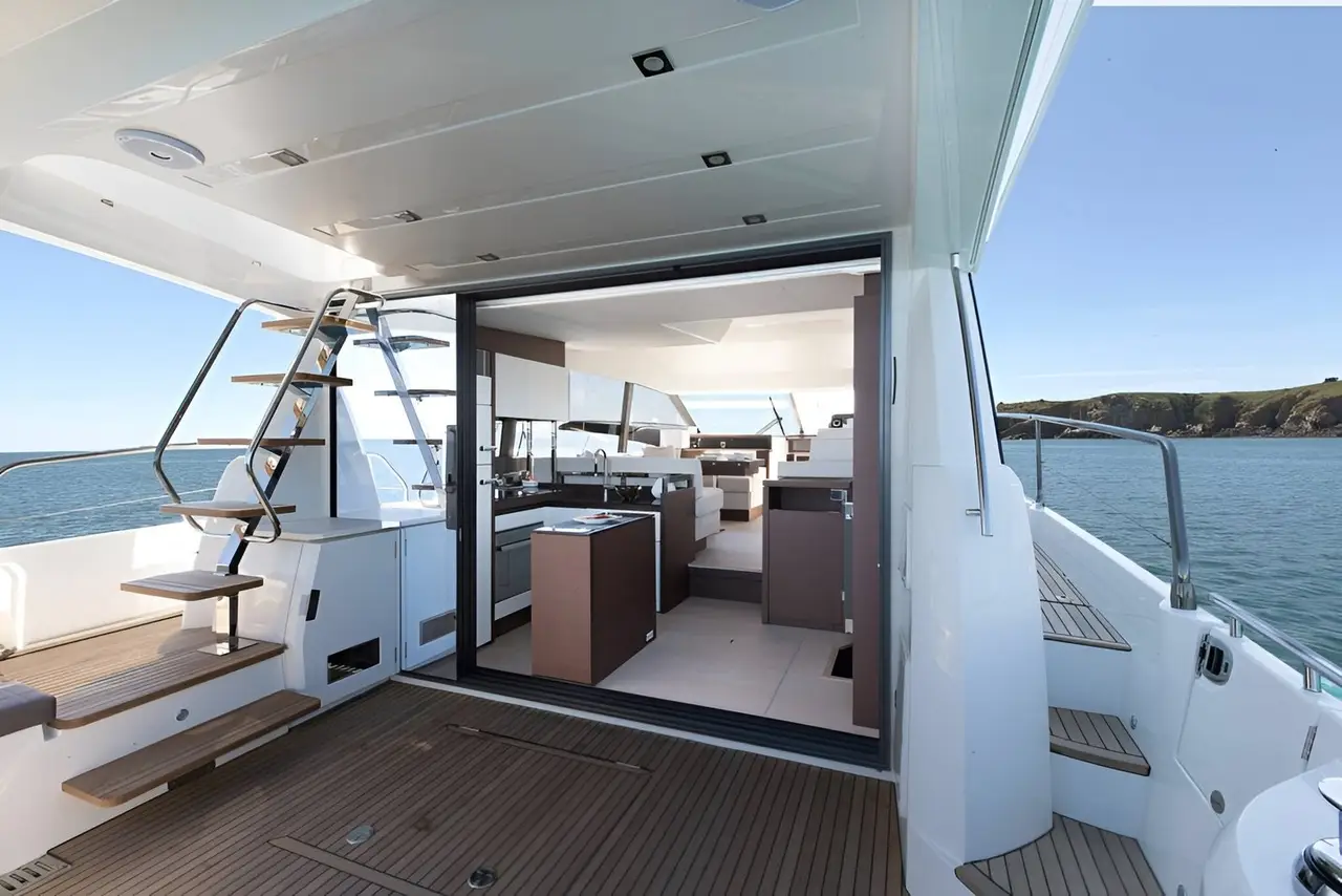 Prestige 520 Fly, flybridge — Sardinia Yacht Hire, Sardegna. Ponte panoramico e tre cabine per rotte costiere