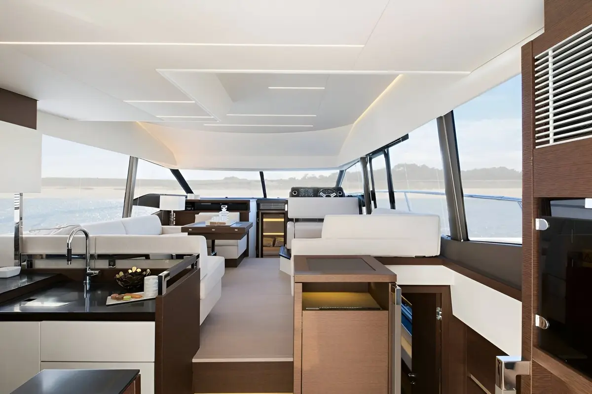 Prestige 520 Fly, esterno — Sardinia Yacht Hire, Sardegna. Ponte panoramico e tre cabine per rotte costiere