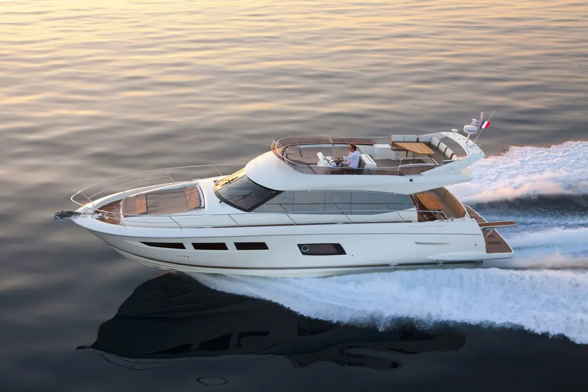 Prestige 550 FLY — Sardinia Yacht Hire, Cerdeña. Cubierta de flybridge para días largos en Costa Esmeralda