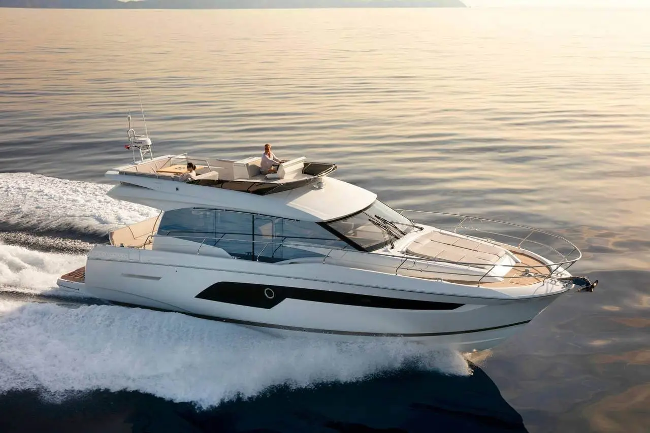 Prestige 550 FLY, exterior — Sardinia Yacht Hire, Cerdeña. Cubierta de flybridge para días largos en Costa Esmeralda