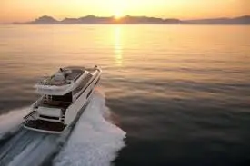 Prestige 550 FLY, cubierta principal — Sardinia Yacht Hire, Cerdeña. Cubierta de flybridge para días largos en Costa Esmeralda