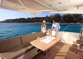 Prestige 550 FLY, cubierta de popa — Sardinia Yacht Hire, Cerdeña. Cubierta de flybridge para días largos en Costa Esmeralda