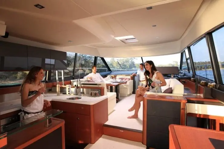 Prestige 550 FLY, salón — Sardinia Yacht Hire, Cerdeña. Cubierta de flybridge para días largos en Costa Esmeralda