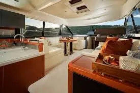 Prestige 550 FLY, camarote principal — Sardinia Yacht Hire, Cerdeña. Cubierta de flybridge para días largos en Costa Esmeralda